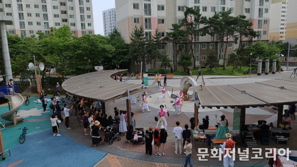 코로나19 사태로 취소되고 연기되었던 줄타기공연이 김포양곡 2 휴먼시아 1 막을 올렸다(사진=정경호 기자)