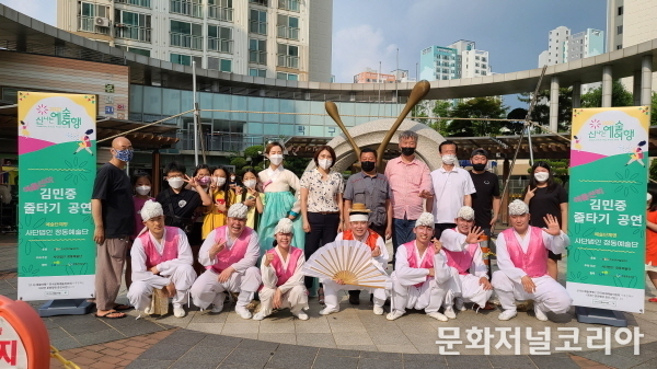 김포 첫 공연을 마치고 관람객과 기념 촬영