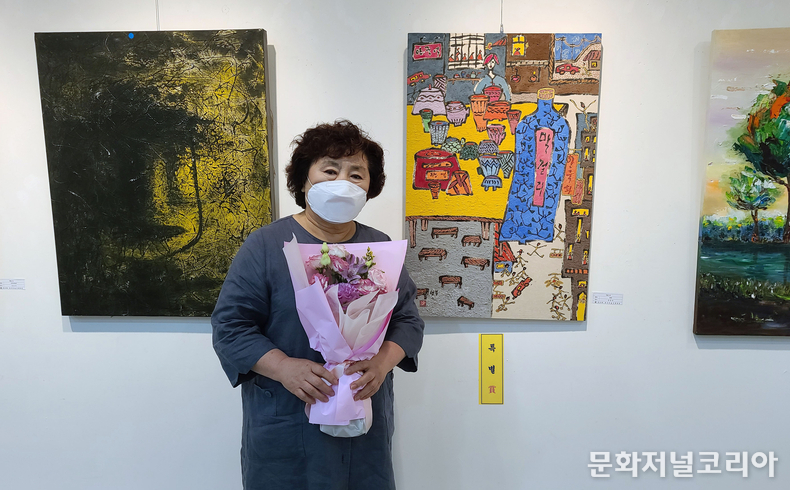 제28회 한국미술국제대전에서 특별상을 수한한 서양화가 김정숙(사진=정경호 기자)