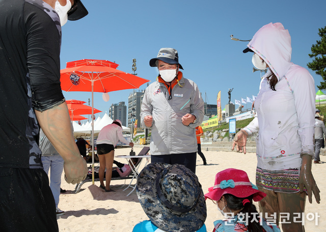 김동일 보령시장이 제24회 '온앤오프 보령머드축제'가 열리는 대천해수욕장을 둘러보고 있다.
