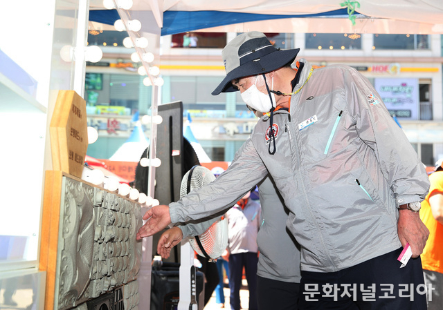 김동일 보령시장이 제24회 '온앤오프 보령머드축제'가 열리는 대천해수욕장을 둘러보고 있다.