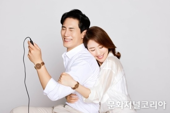 대한민국 대표 사랑꾼 개그맨 김재우&조유리 부부가 나무시계 보우드(Vowood)의 전속 모델로 선정됐다.