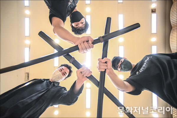 연습사진_좌 조진수(김범준)-우 김선달(허도영)-위 홍경래(한일경)