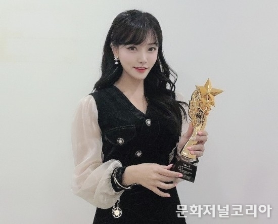 가수 문송희, 2021 월드스타연예대상 OST부분 인기상 수상 (사진출처 : 문송희 인스타그램)
