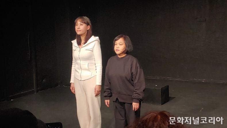 2인극 '헬로 알버트' 배우 김미애, 김순명 연출: 신태영