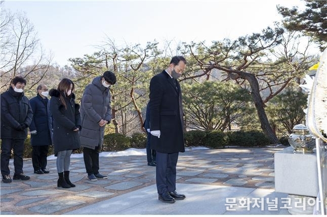 청년당원 박재민(23)군, 엄지혜(23)양, 통일한국당 이경희 대표가 박정희 전 대통령 묘역 참배하고 있다.