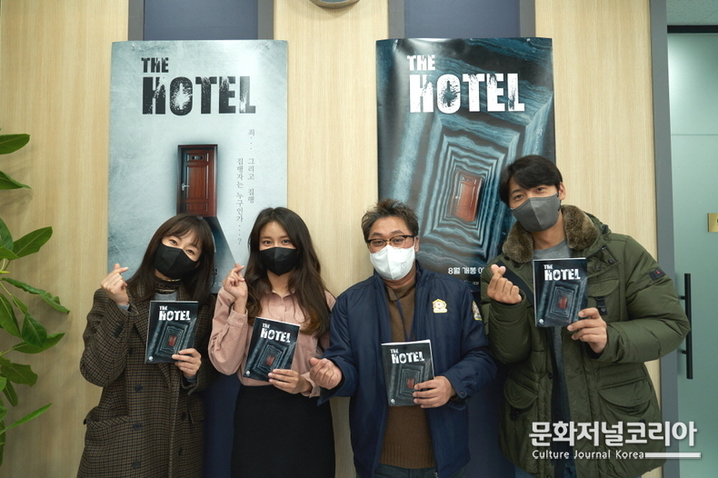  영화 <더 호텔>의 출연진들 (왼쪽부터 명세빈, 신혜정, 김정민 감독, 이상우) (사진제공 = 날개 엔터테인먼트)