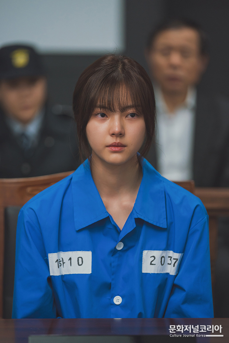  ▲ 영화 <이공삼칠>의 한 장면. 홍예지는 예기치 않은 사고로 인해 살인을 저지르고 수감되는 윤영 역을 맡았다. (사진제공 = 로스크ROSC)