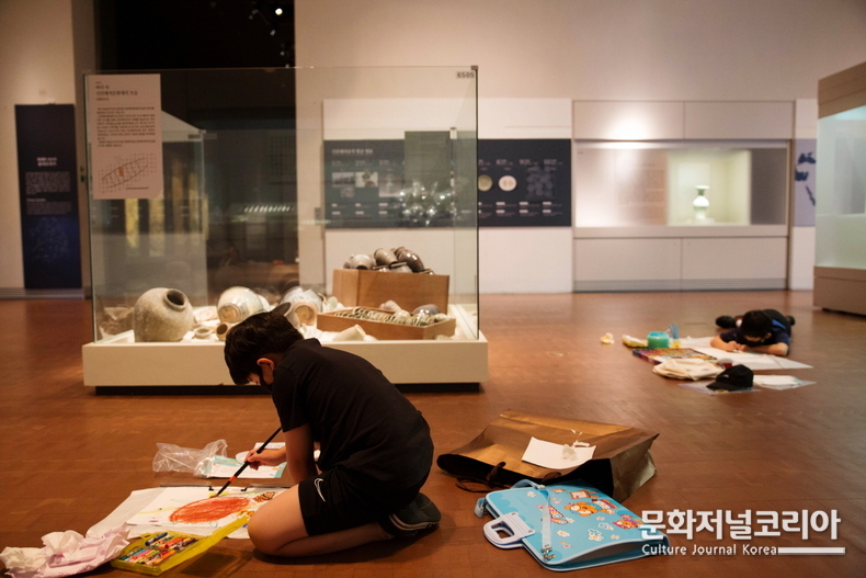  ▲ 국립중앙박물관 그리기 잔치에서 어린이들이 그림을 그리고 있다. (사진제공 = 국립중앙박물관)