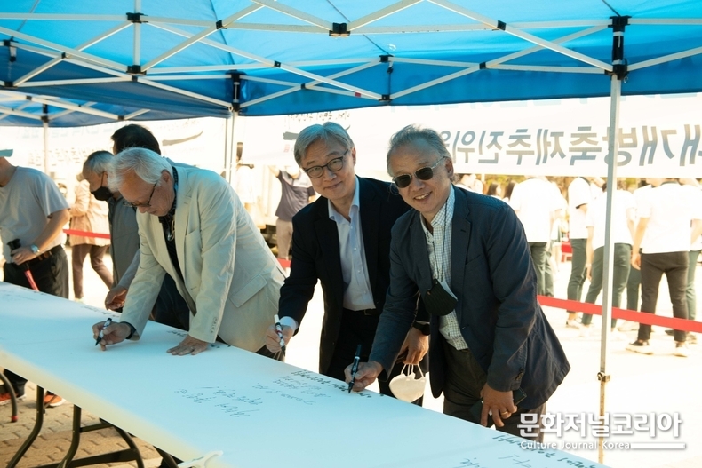 최재형 국회의원(청와대개방축제추진위원장)과 박재련 한국사립학교교장협의회 회장이 세계 신기록 기네스 방명록 서명하고 있다.