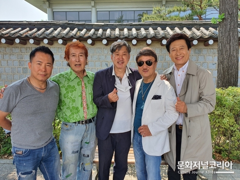 청와대국민가요제 축하공연전 기념촬영(좌부터 이진관 가수,김종훈 모델 겸가수,윤영용 작가 겸 연출,장계현 가수,현당 가수)