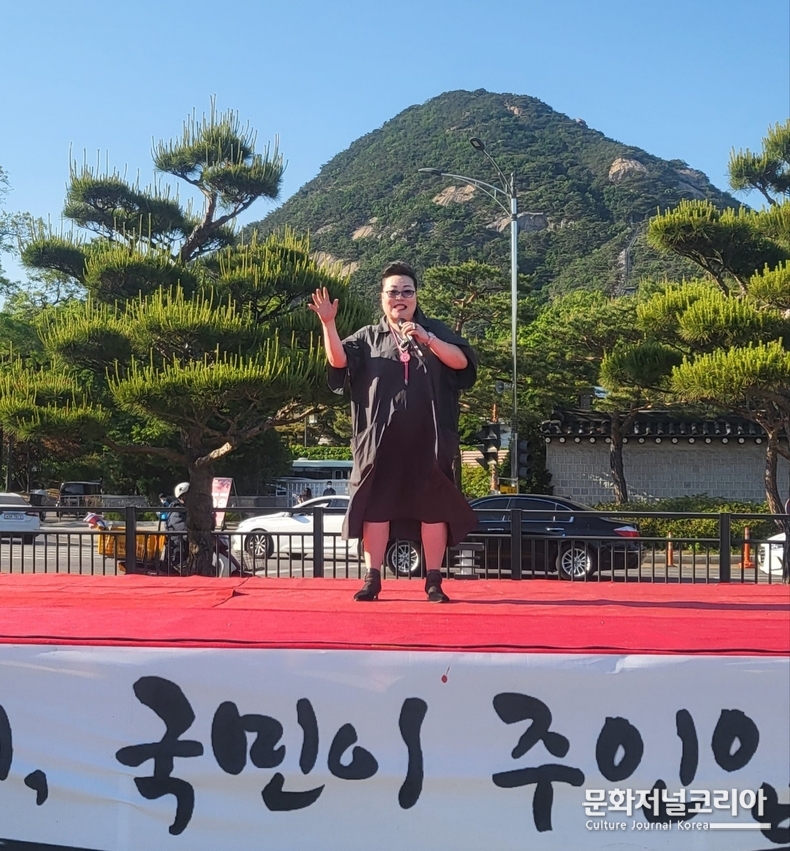 이제은(가수명 엄마) 대상수상자의 소찬희의 티얼스를 열창하는 모습