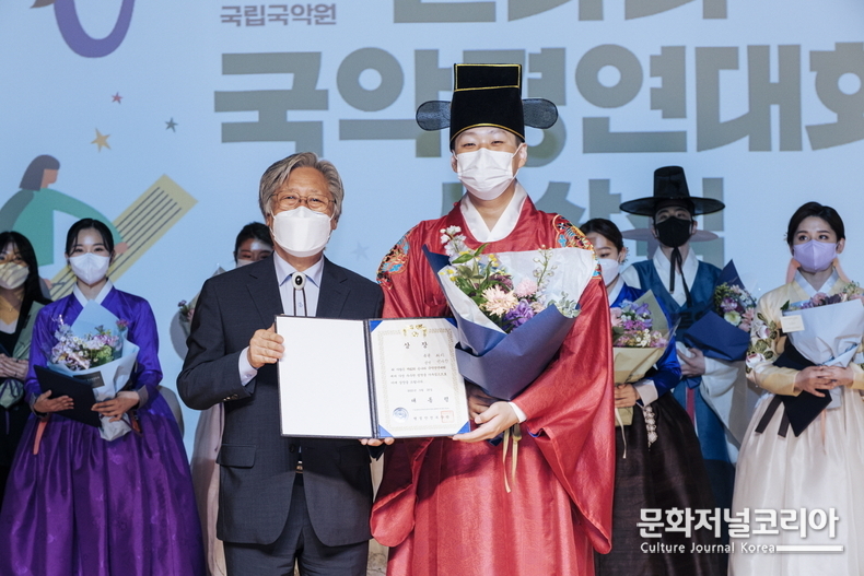  ▲ 사진에서 김영운 국립국악원장(왼쪽), 제42회 온나라 국악경연대회 대상 수상자_박새한(오른쪽) (사진제공 = 국립국악원)