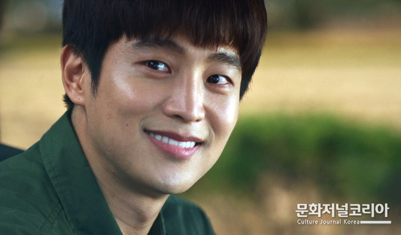  ▲ 로맨스 코미디 영화 <감동주의보>에서 ‘철기’ 역을 맡은 배우 최웅. (사진제공 = 영화의 온도)