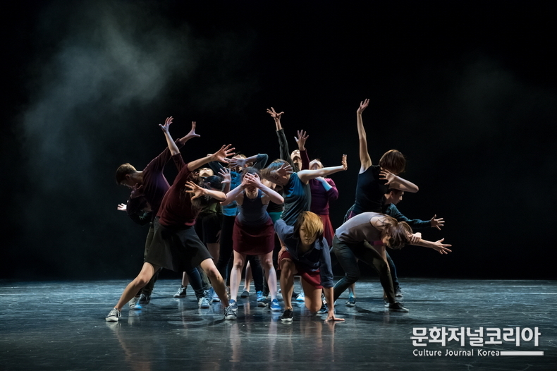  ▲ ‘MODAFE 2022’ Pre-Festival 밀물현대무용단 작품 <섞이지 않는 사람들>의 한 장면. (사진제공 = Hanfilm)