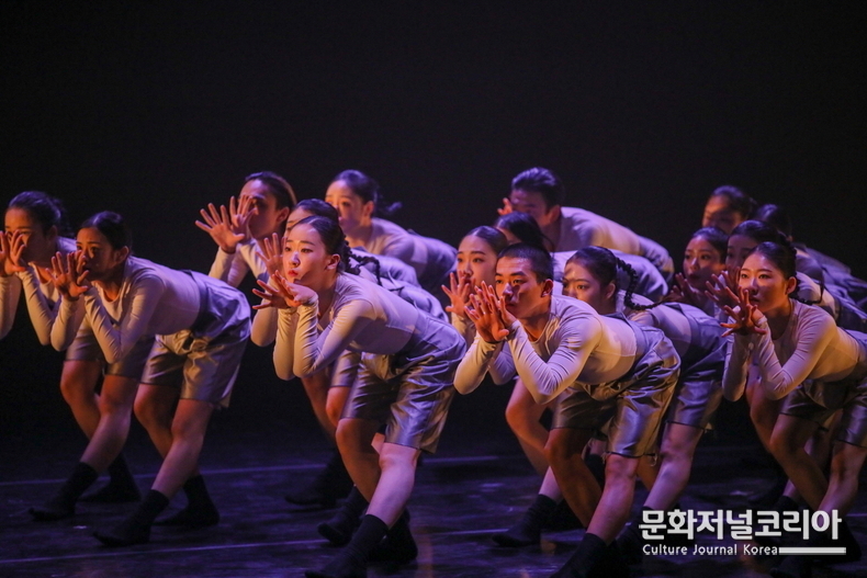  ▲ ‘MODAFE 2022’ Pre-Festival 두아코 댄스컴퍼니 작품 <직선사이의 거리 ver.2>의 한 장면. (사진제공 = Hanfilm)