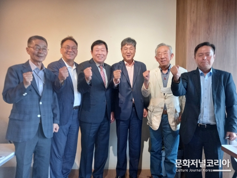 정문헌 종로구청장 당선인과 종로구관광협의회 임원들이 간담회를 마치고 종로 관광 발전을 다짐하며 파이팅 하고 있다. 우측부터 오병호이사, 신동은이사, 정문헌당선인, 박복신 회장, 장제창부회장, 황금연부회장)