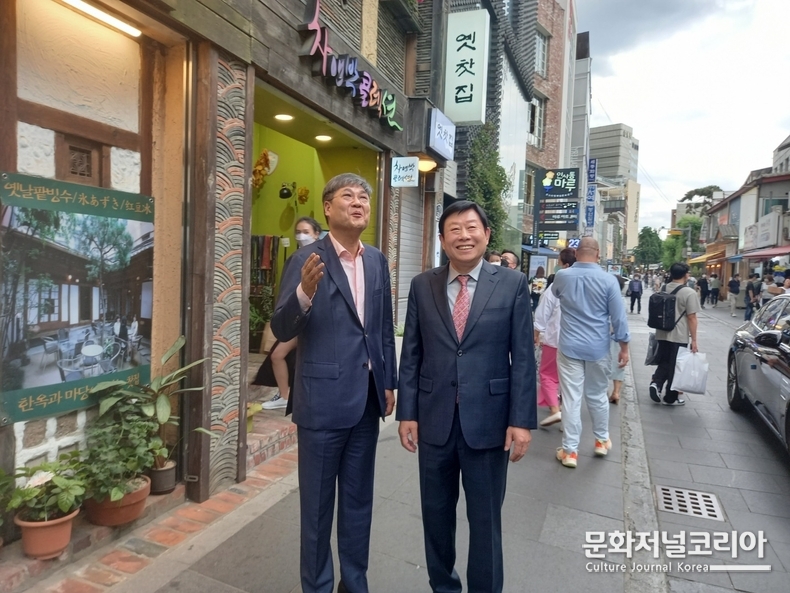정문헌 종로구청장 당선인과 종로구관광협의회 박복신 회장이 거대문화관광벨트 인터뷰를 마치고 인사동을 둘러보고 있다.