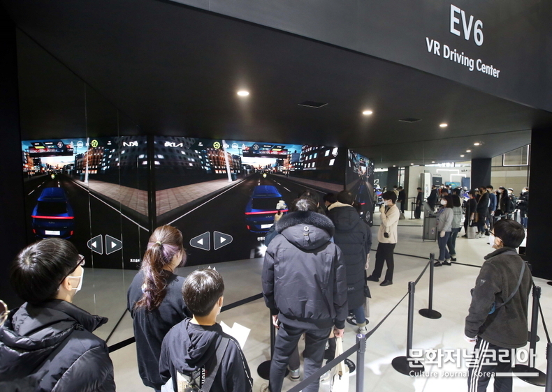  ▲ 기아자동차 부스에서 진행되고 있는 VR 드라이빙 센터 (사진제공 = 서울모빌리티쇼 조직위원회)