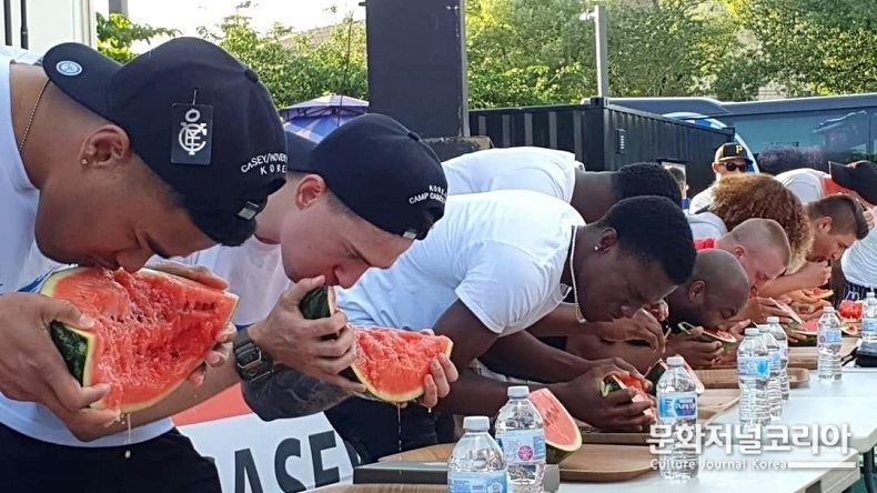 한. 미 주간 행사_ 수박 빨리 먹기대회 (사진제공_ K-FESTA)