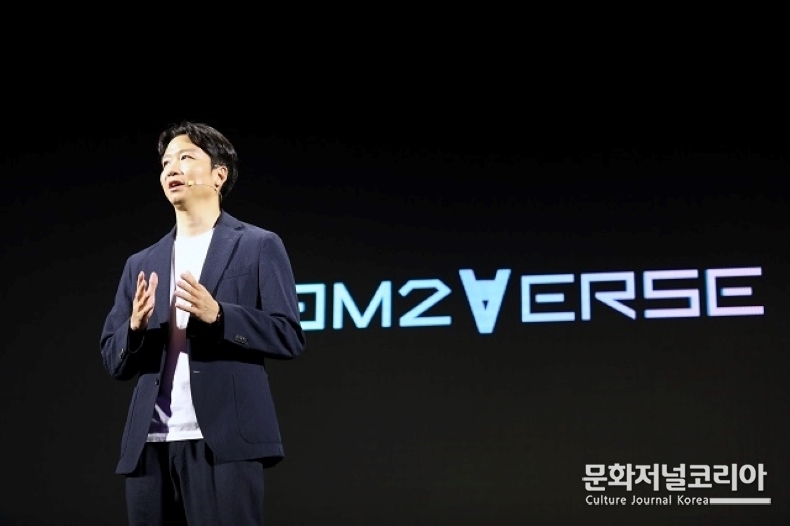  ▲ 25일 서울 영등포구 콘래드호텔에서 열린 ‘컴투버스’ 미디어데이를 통해 송재준 컴투스 대표이사가 메타버스 서비스 ‘컴투버스’를 소개하고 있다. (사진제공 = 컴투스)