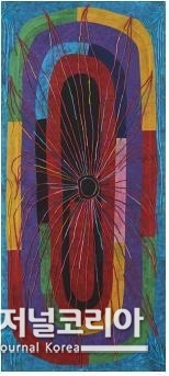 Affectionate Things 202210<br>
180x80cm Hanji, String on Canvas 2022
