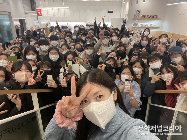 배우 '정소민' 과 정소민펜들 사진 제공 = YK미디어플러스