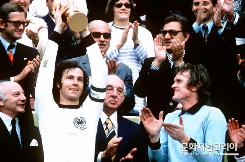  ▲ 1974년 서독 월드컵(1974 FIFA World Cup West Germany)에서 ‘프란츠 베켄바우어’가 우승컵을 들어올리고 있다.