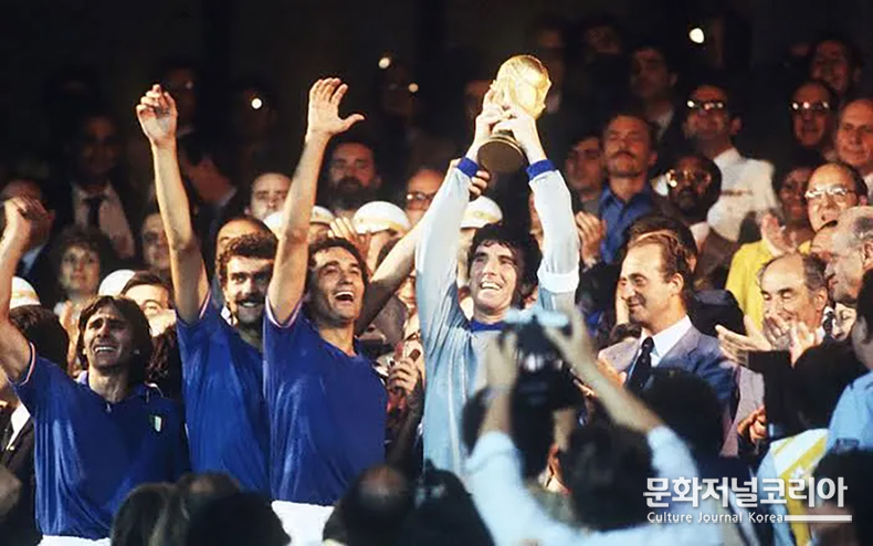  ▲ 1974년 서독 월드컵(1974 FIFA World Cup West Germany)에서 ‘프란츠 베켄바우어’가 우승컵을 들어올리고 있다.