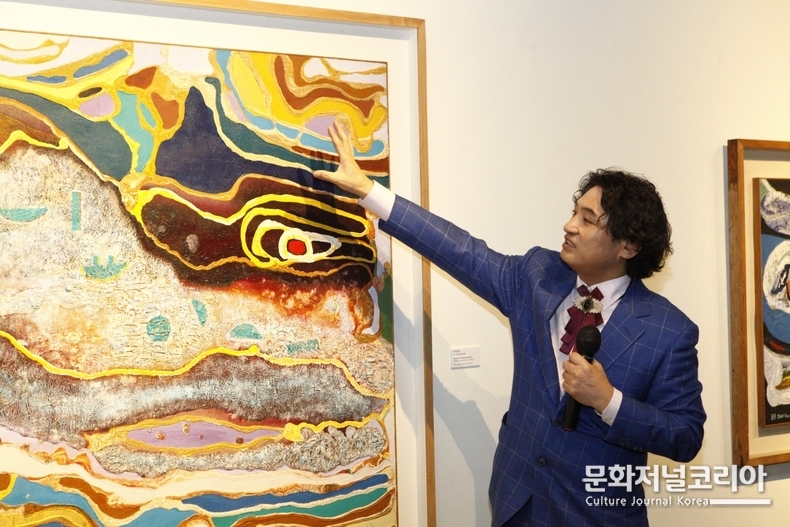 박재석 컬렉터가 오세영 화백의 천지창조 앞에서 포즈를 취했다. 사진 에이앤씨미디어 제공