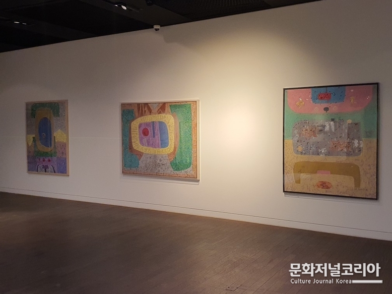 오세영 화백의 축제 연작 전경. 사진=에이앤씨미디어 제공