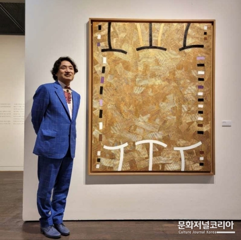 박재석 컬렉터가 오세영 화백의 대표작 심성의 기호 앞에서 포즈를 취했다. 사진 에이앤씨미디어 제공