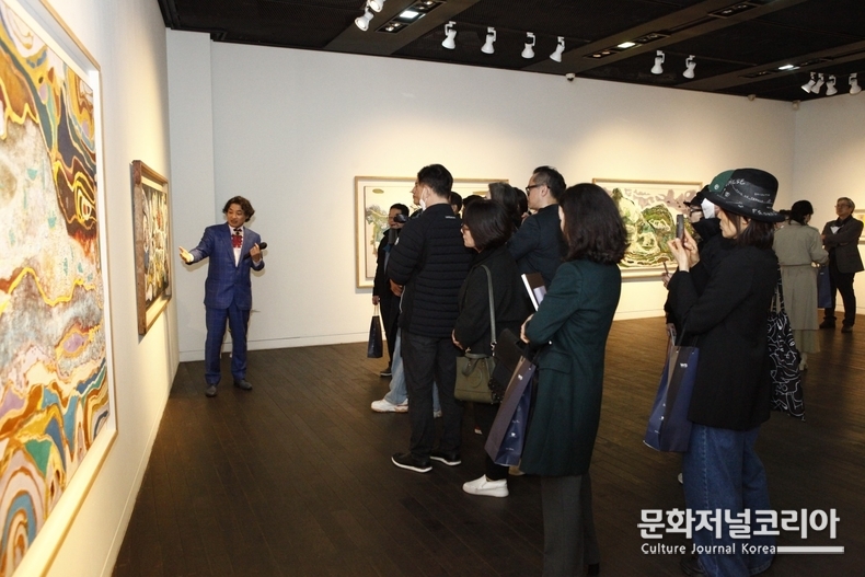 박재석 컬렉터가 관람객들에게 오세영 화백의 작품을 설명하고 있다. 사진=에이앤씨미디어 제공