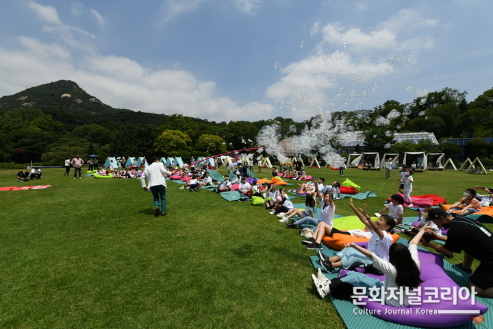 문화재청이 지난해 6월21일 오전 문화유산을 누릴 기회가 적은 이웃 116명을 초청해 진행한 ‘청와대 나들이’ 행사에 참여한 어린이들이<br>
춘추관 인근 헬기장에서 비눗방울 공연을 관람하고 있다. (사진=문화재청 제공)