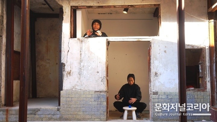2023 수원연극축제 공모작인 '수상한 나라의 엘니뇨' 공연 장면. (사진=수원시 제공)