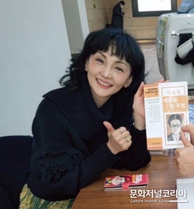 “메밀꽃 필 무렵” 일본 소설과 소설을 든 미나미 카호