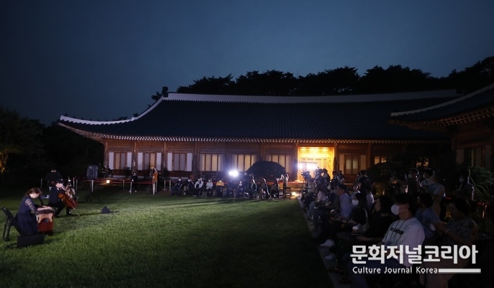 '청와대 밤의 산책' 