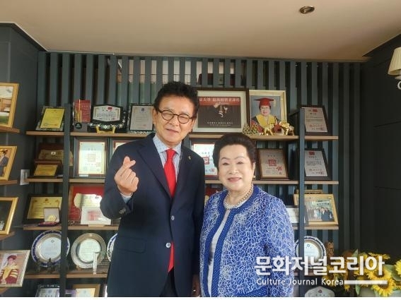 사진설명) 사)한국근우회 이희자 회장과 사)청와대k관광협의회 김창걸회장이 함께 기념사진을 촬영하고 있다.