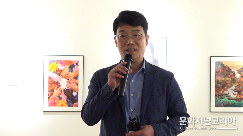 아트불 갤러리 청담 'AI 르네상스' 전에서 인사말을 하는 조정일 대표 아트불갤러리 청담점(사진=정원석 기자)