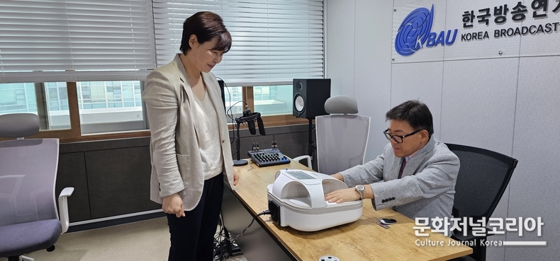 업무협약을 맺고 휴매직 '온체'를 체험하고 있는 엄영수 회장 (사진=정원석 기자)