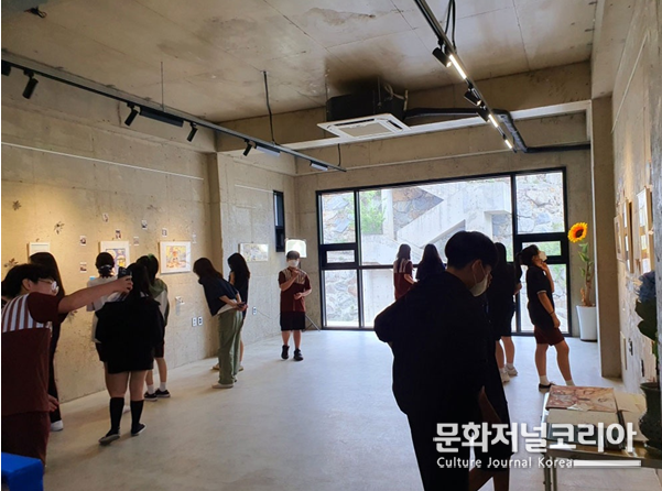 ▶ 경기 동두천시 송내중앙중학교 학생들이 한컷공감미술관 본관에서 현장체험학습 전시관람을 하고 있다.