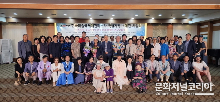 육군회관 참여 작가들이 단체 촬영을 하고 있다 (사진=정대감 기자)