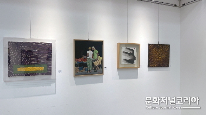 임연재 작가 작품 ,우측에서 두번째(사진=정대감 기자)