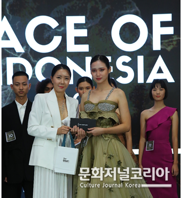 좌측부터 시상자 이상희 이사, Messi 수상 모델