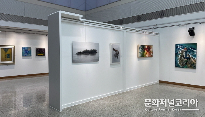 용산아트홀 초대작가 작품 부스(사진=정대감 기자)