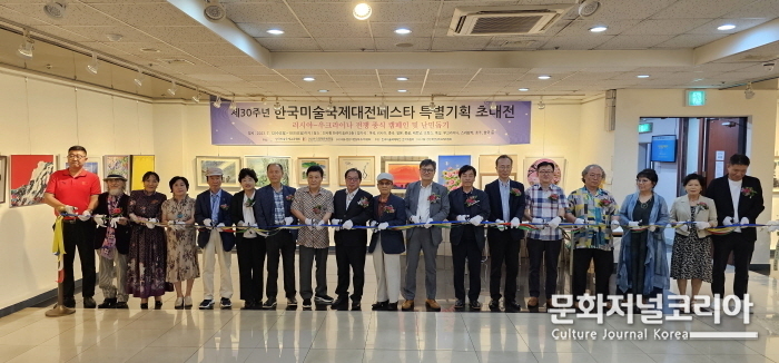 한국미술국제대전 임원들과 작가들이 테이프 커팅을 하고 있다(사진=정대감 기자)