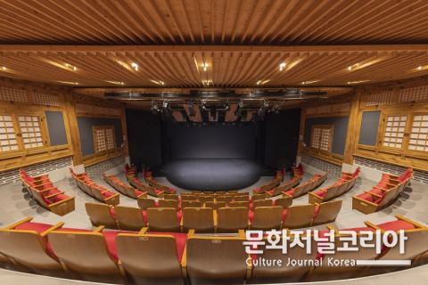 위 사진: 서울돈화문국악당 공연장 전경