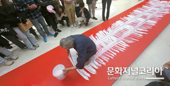 이건용 작가가 뉴욕 구겐하임 미술관에서 자신의 대표 행위예술 작품인 ‘달팽이 걸음’을 선보이고 있다.