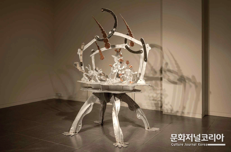 김성수, Running-Mates,106x123x189cm, aluminium,stainless steel, copper, 2022