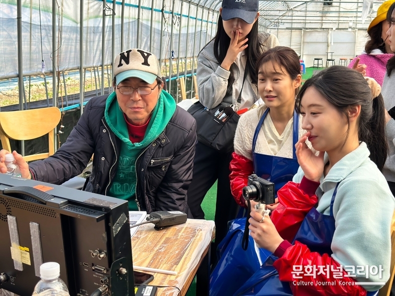 배우 현영이 촬영중 모니터링을 하고 있다.